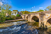 Blick auf die Brücke über den Derwent River in Matlock Town, Derbyshire, England, Vereinigtes Königreich, Europa