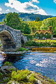 Blick auf Pont Fawr (Inigo Jones Bridge) über Conwy River und Café, Llanrwst, Clwyd, Snowdonia, North Wales, Vereinigtes Königreich, Europa