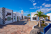 Blick auf Boutiquen in Rubicon Marina, Playa Blanca, Lanzarote, Kanarische Inseln, Spanien, Atlantik, Europa