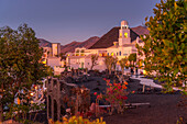 Ansicht des Hotels mit bergigem Hintergrund in der Abenddämmerung, Playa Blanca, Lanzarote, Kanarische Inseln, Spanien, Atlantik, Europa