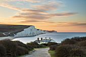 Seven Sisters und Beachy Head mit Cottages der Küstenwache bei Sonnenaufgang im Frühjahr, Seaford Head, East Sussex, England, Vereinigtes Königreich, Europa
