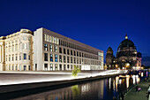 Das Berliner Schloss (Humboldt-Forum) entlang der Spree River und Berliner Dom bei Nacht beleuchtet, Unter den Linden, Berlin, Deutschland, Europa