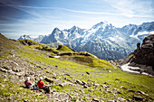 Zwei Personen bewundern die Berge Eiger, Monch und Jungfrau von Wiesen, Mürren Birg, Jungfrau Region, Kanton Bern, Schweizer Alpen, Schweiz, Europa