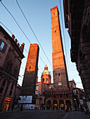 Die zwei Türme in Bologna bei Sonnenuntergang von der Sonne rot gestrichen, Bologna, Emilia Romagna, Italien, Europa