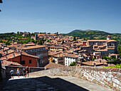 Eine Familie genießt den Blick auf das Stadtbild von Perugia vom Aussichtspunkt Porta Sole, Perugia, Umbrien, Italien, Europa