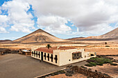Casa de los Coroneles (Haus der Obersten) umgeben von Vulkanbergen, La Oliva, Fuerteventura, Kanarische Inseln, Spanien, Atlantik, Europa