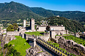 Luftaufnahme des Castlegrande, drei Burgen von Bellinzona UNESCO-Weltkulturerbe, Tessin, Schweiz, Europa
