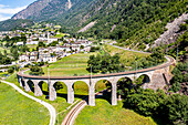 Luftaufnahme des Spiralviadukts von Brusio, UNESCO-Weltkulturerbe, Rhätische Bahn, Schweiz, Europa