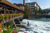 Surfer unter der Brücke Untere Schleuse Surfen auf der Aare, Thun, Kanton Bern, Schweiz, Europa