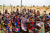 Traditionell gekleidete Frauen des Stammes Jiye tanzen und singen, Bundesstaat Eastern Equatoria, Südsudan, Afrika
