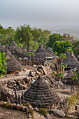 Traditionelle Hütten des Stammes Otuho (Lotuko) in einem Dorf in den Bergen von Imatong, Eastern Equatoria, Südsudan, Afrika