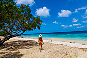 Frau genießt die weißen Sandstrände und das klare blaue Wasser von Bonaire, Niederländische Antillen, Karibik, Mittelamerika