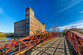 Anchor Mill und Fußgängerbrücke, Paisley, Renfrewshire, Schottland, Vereinigtes Königreich, Europa