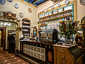 Innenraum des Els Quatre Gats, ein Jugendstil-Café, das 1896 eröffnet wurde und Drehscheibe für die Modernisme-Bewegung, Barcelona, Katalonien, Spanien, Europa