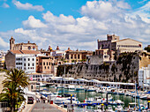 Blick über den Hafen in Richtung Kathedrale, Ciutadella, Menorca (Menorca), Balearen, Spanien, Mittelmeer, Europa