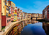 Bunte Häuser spiegeln sich im Fluss Onyar, Girona (Gerona), Katalonien, Spanien, Europa