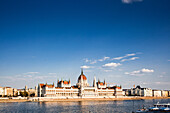 Das ungarische Parlamentsgebäude am Ufer der Donau in Pest, UNESCO-Weltkulturerbe, Budapest, Ungarn, Europa