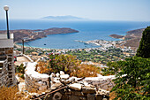 Blick über die Bucht von Livadi von Pano Chora, Serifos, Kykladen, Ägäis, griechische Inseln, Griechenland, Europa