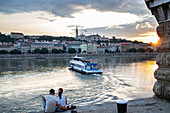 Sonnenuntergang über der Budaer Seite der Donau, Budapest, Ungarn, Europa