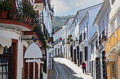 Machen Sie einen Spaziergang in Zahara de la Sierra, einer der weiß getünchten Städte Andalusiens, Spaniens, Europas