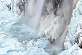 Die Krimmler Wasserfälle im Nationalpark Hohe Tauern im Winter in Eis und Schnee. Der untere fällt. Die Krimmler Wasserfälle sind eine der größten Touristenattraktionen Österreichs und der Alpen. Österreich
