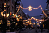 EU, Frankreich, Elsass, Saverne. Weihnachtsmarktbeleuchtung