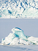 Gletscher Fjallsjoekull und gefrorener Gletschersee Fjallsarlon im Vatnajokull-Nationalpark im Winter. Island.