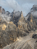 Gipfel, die das Val Venegia überragen, vom Passo Costazza aus gesehen. Pale di San Martino in den Dolomiten des Trentino. Pala ist Teil des UNESCO-Weltkulturerbes, Dolomiten, Italien.