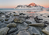 Sonnenaufgang über dem Strand von Flakstad und Skagsanden. Die Küste bei Flakstad, Insel Flakstadoya. Die Lofoten im Norden Norwegens im Winter.
