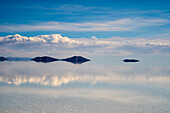 Reflexion von Wolken auf der Oberfläche der mit Wasser bedeckten Salzwüste, Salar de Uyuni, Abteilung Potosi, Bolivien.
