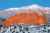 USA, Colorado, Colorado Springs. Pikes Peak and sandstone formation of Garden of the Gods