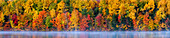 USA, Michigan, obere Halbinsel, Panorama des Herbstnebels und Reflexionen über Moccasin Lake