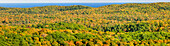 USA, Michigan, obere Halbinsel. Panoramablick auf den Porcupine Mountains Wilderness State Park im Herbst.
