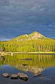 Der Minneopa Lake fängt dramatisches Morgenlicht in den Pioneer Mountains in der Nähe von Dillon Montana ein