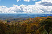 Blick auf den Blue Ridge Parkway im Herbst, North Carolina