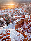 USA, Utah, Bryce-Canyon-Nationalpark, Sonnenaufgang vom Sunrise Point nach Neuschnee