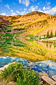 Cecret Lake bei Sonnenaufgang, Zuckerhut und Reflexion, in der Nähe von Alta Ski Resort und Salt Lake City, Uinta-Wasatch-Cache National Forest, Utah.