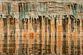 USA, Utah. Detail der farbenfrohen abstrakten Reflexionen der Reflexionen des Sonnenaufgangs an der Schluchtwand am Lake Powell.