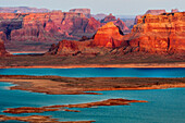 Usa, Utah, Glen Canyon National Recreation Area. View from Alstrom Point Overlook, Dominguez Butte and Lake Powell.