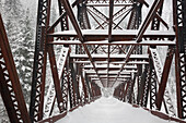 USA, Washington, Leavenworth. Verschneite Überbauung der Pipeline-Brücke