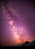 USA, Staat Washington. Blick ins Herz der Milchstraße (Sternbild Schütze), über die Schulter des Mt. Rainier von Sunrise. Mt. Rainier Nationalpark, Washington.
