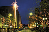 USA, Washington State, Seattle, Fourth Avenue nachts während der Ferienzeit, Winter.