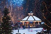 WA, Leavenworth, Leavenworth Ice Festival mit Pavillon und Stadtpark
