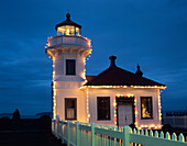 WA, Mukilteo, Mukilteo Lighthouse, gegründet 1906, mit Weihnachtsbeleuchtung