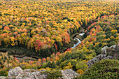 USA, Wisconsin. Unter dem Aussichtspunkt im Porcupine Mountains Wilderness State Park breitet sich Herbstlaub aus.