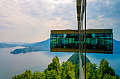 Hotel fünf Sterne Bürgenstock Resort spiegelt sich in der Fassade über dem Vierwaldstättersee und den Bergen an einem sonnigen Tag in Bürgenstock, Nidwalden, Schweiz