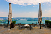 Hotel fünf Sterne Bürgenstock Resort mit Terrasse über dem Vierwaldstättersee und den Bergen bei Sonnenschein in Bürgenstock, Nidwalden, Schweiz.