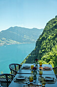 Hotel fünf Sterne Bürgenstock Resort mit Restaurant über dem Vierwaldstättersee und den Bergen bei Sonnenschein in Bürgenstock, Nidwalden, Schweiz.
