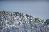 Berghang mit Fels und Wolken am Matthorn, Schweizer Alpen, Kanton Luzern, Schweiz