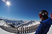 Skifahrer im Skigebiet Fieberbrunn, Winter in Tirol, Österreich